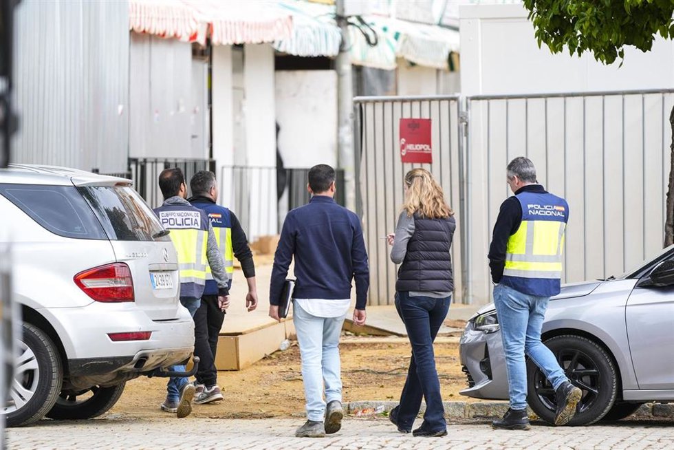 Archivo - La Policía Nacional realiza inspecciones en las casetas, como foto de recurso.