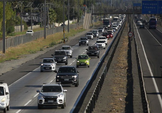 Santiago 26 febrero 2023 Regreso a Santiago por fin de vacaciones 2023 gran cantidad de vehículos regresa en la carretera 5 sur km 60 en la cercanías de peaje Angostura- Juan Eduardo Lopez/ Aton Chile