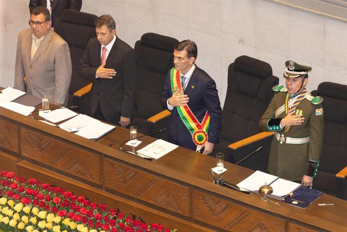 Archivo - En el centro de la imagen, el presidente de Bolivia, Rodrigo Paz 