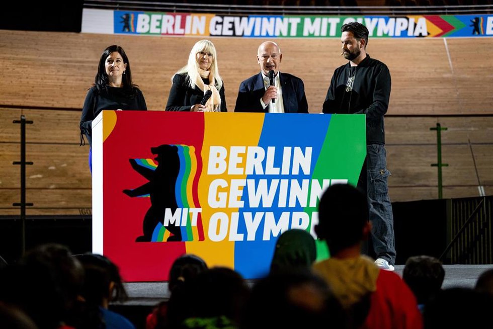 Archivo - 30 January 2026, Berlin: (L-R) Katharina Guenther-Wuensch, Berlin Senator for Education, Youth and Family, Iris Spranger, Berlin Senator for the Interior and Sport, and Kai Wegner, Governing Mayor of Berlin, speak at the presentation of the camp