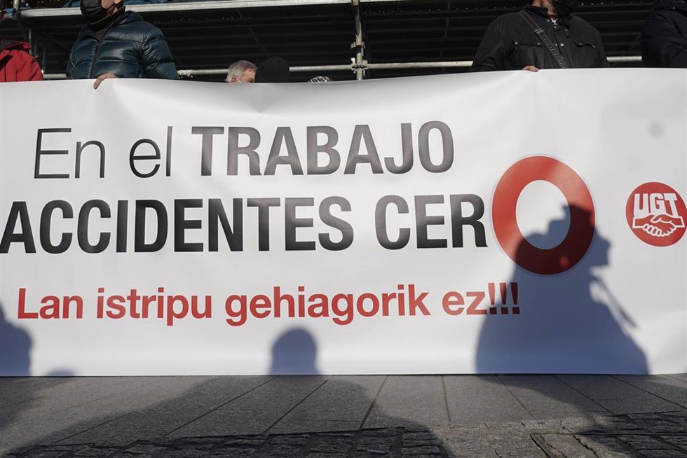Archivo - Varias personas, con la pancarta que reza  'En el trabajo accidentes cero’, en la manifestación por la muerte de un trabajador, en Bilbao, a 27 de enero de 2022, en Bilbao