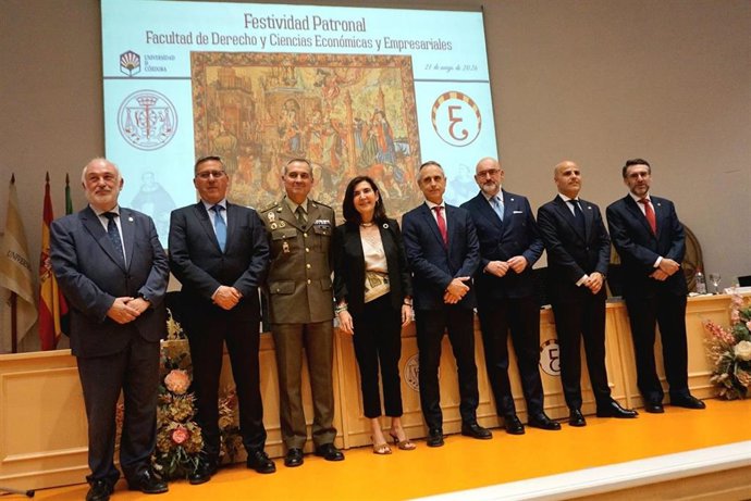 Rocío Blanco (centro), junto al resto de autoridaddes, durante el acto en el que ha recibido el título de egresada de honor en Derecho por la Universidad de Córdoba.