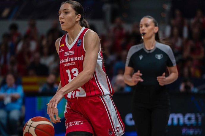 Helena Pueyo, en un partido con el Casademont Zaragoza.