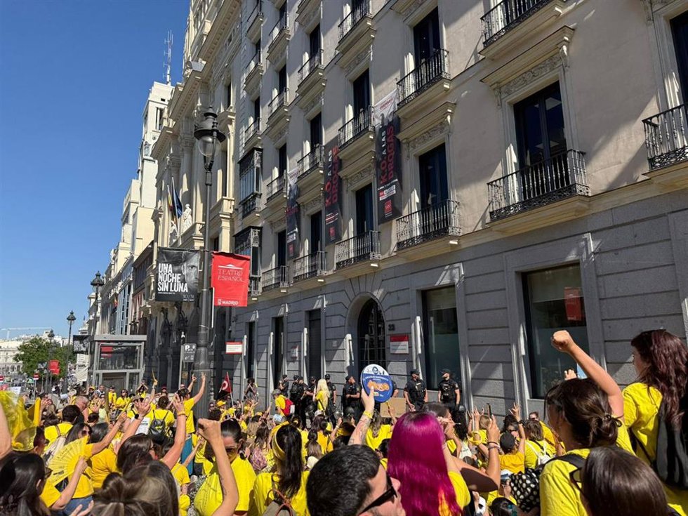 Concentración de las trabajadoras de esculeas infantiles frente a la Consejería de Educación.