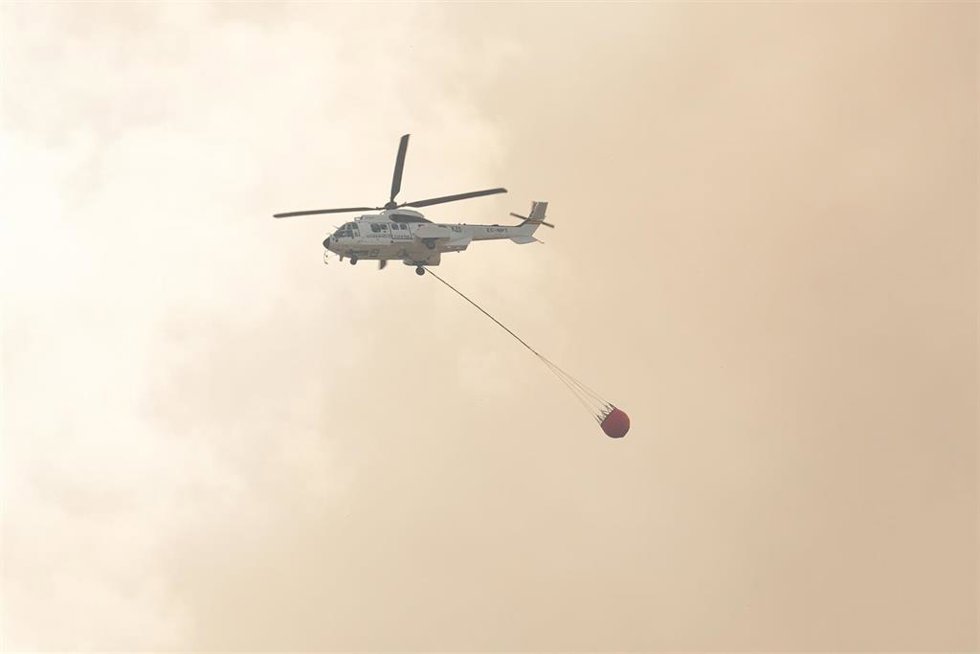 Archivo - Los medios aéreos actúan en un incendio. Imagen de archivo.