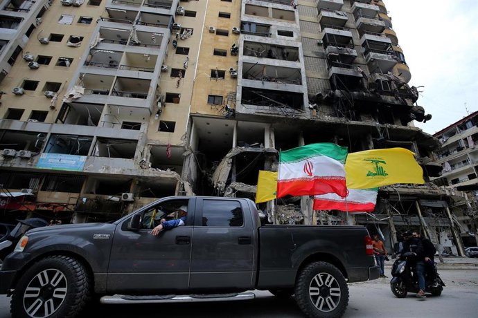 Archivo - Seguidores de Hezbolá ondean banderas del partido-milicia chií libanés y de Irán en las calles de Beirut