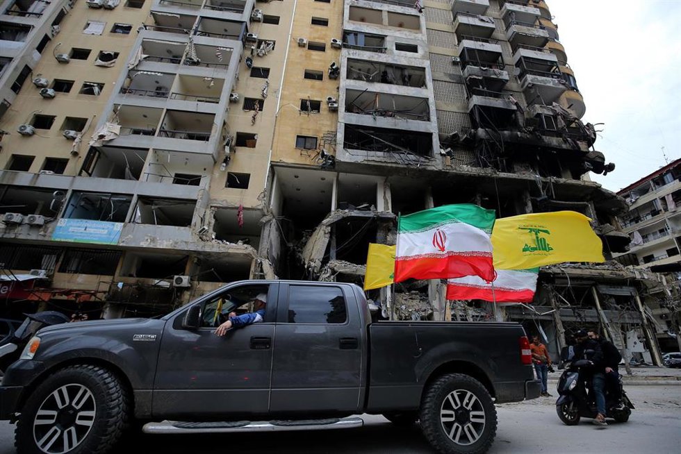 Archivo - Seguidores de Hezbolá ondean banderas del partido-milicia chií libanés y de Irán en las calles de Beirut