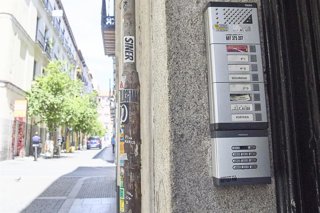 Archivo - Exterior de un piso turístico en el centro de Madrid tras el anuncio del ministerio de Consumo de bloquear casi 66.000 anuncios ilegales, a 19 de mayo de 2025, en Madrid (España)