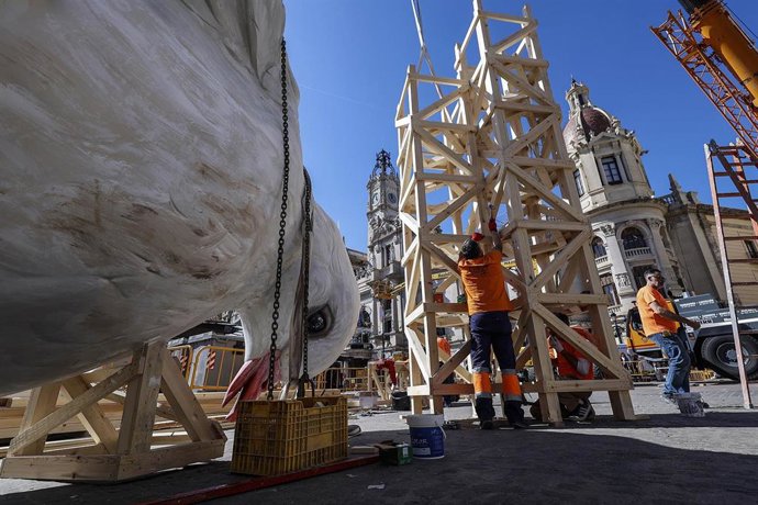 Archivo - Vista del montaje de la falla del Ayuntamiento de València, en imagen de archivo. 