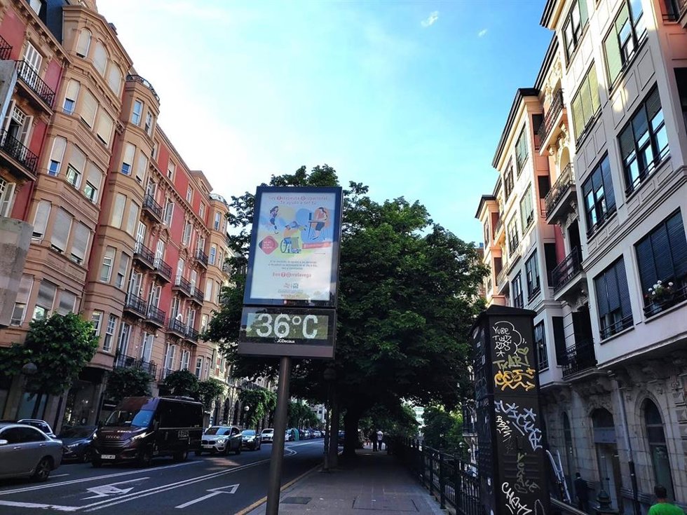 Archivo - Un termómetro marca 36 grados en Bilbao a 21 de mayo de 2026
