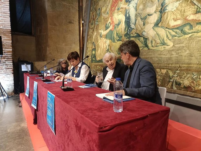 El poeta Antonio Gamoneda en la presentación del CD 'Libro del frío' en el Palacio del Conde Luna de la capital leonesa.