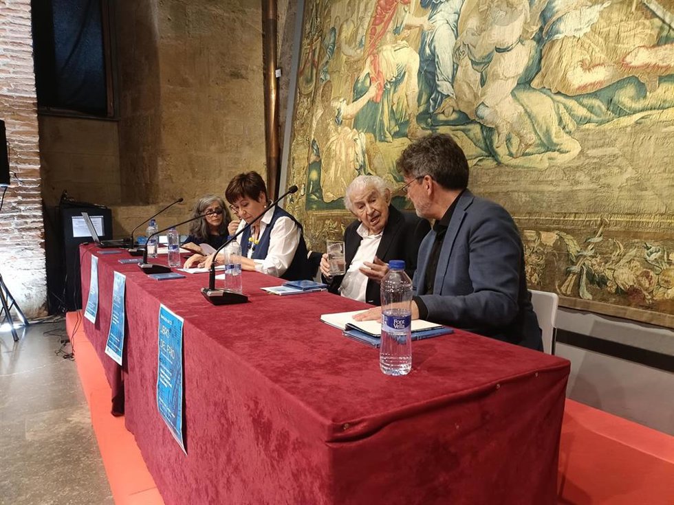 El poeta Antonio Gamoneda en la presentación del CD 'Libro del frío' en el Palacio del Conde Luna de la capital leonesa.