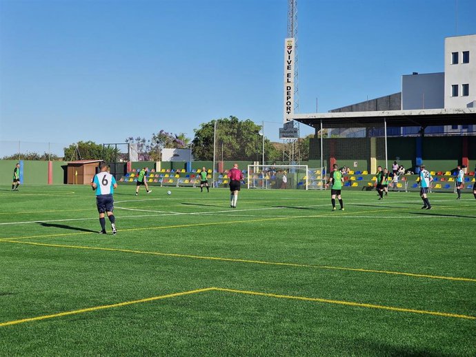 Partido tras la renovación del césped artificial del campo de fútbol Adolfo Alba Ruiz de la localidad malagueña de Benamocarra.
