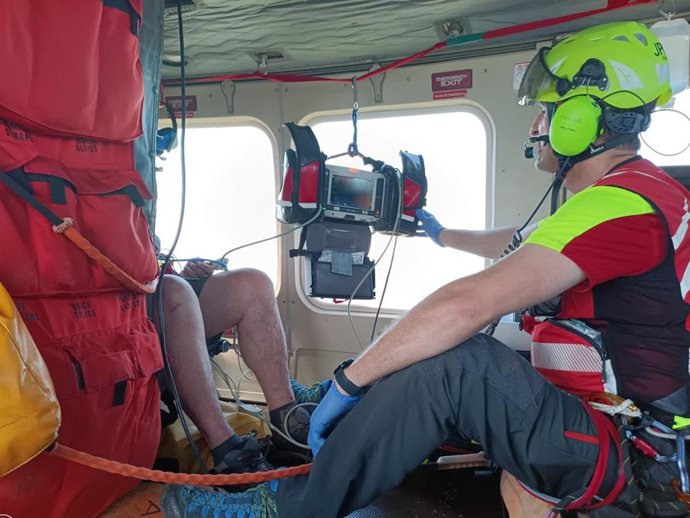 Rescate de un senderista afectado por el calor en Bostronizo