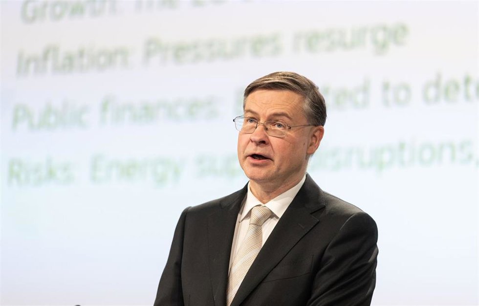 El comisario de Economía y Productividad, Valdis Dombrovskis, en una rueda de prensa desde Bruselas