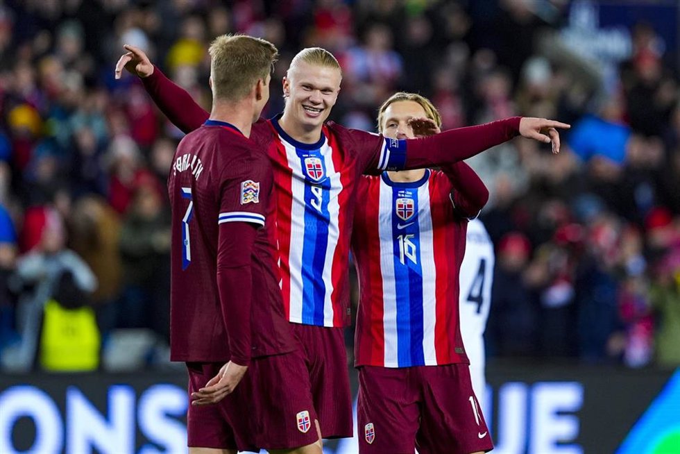 Archivo - Erling Haaland y Alexander Sorloth celebran un gol con la selección noruega.