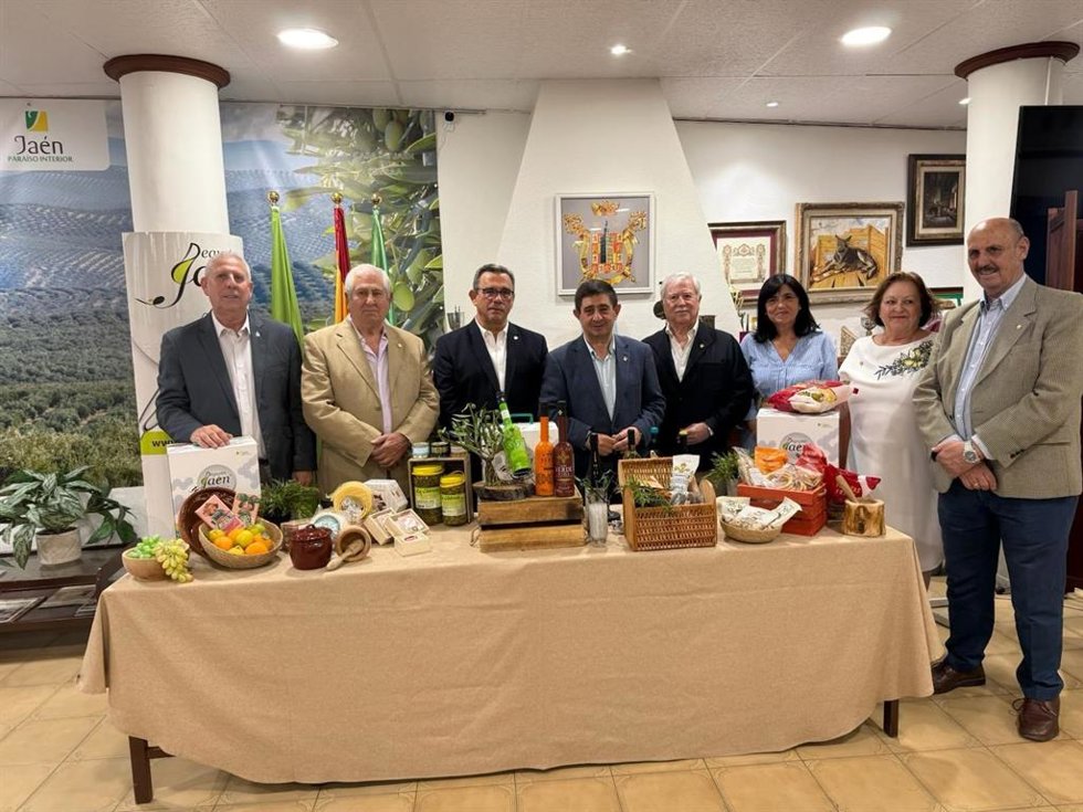 El presidente de la Diputación Provincial, Paco Reyes, acompañado por la vicepresidenta segunda y diputada de Igualdad, Políticas Sociales y Juventud, Francisca Medina, en la demostración de productos que cuentan con el sello Degusta Jaén.