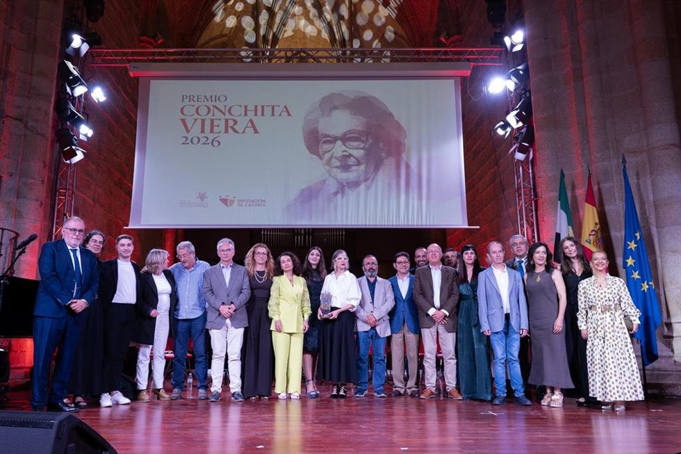 Foto de familia de la entrega del III Premio Conchita Viera que ha recaído en la argentina Mayki Gorosito