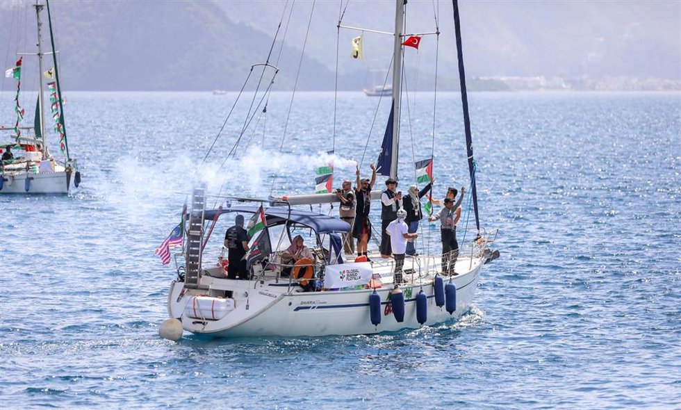 Activistas en una de las embarcaciones de la flotilla rumbo a Gaza partiendo de Turquía