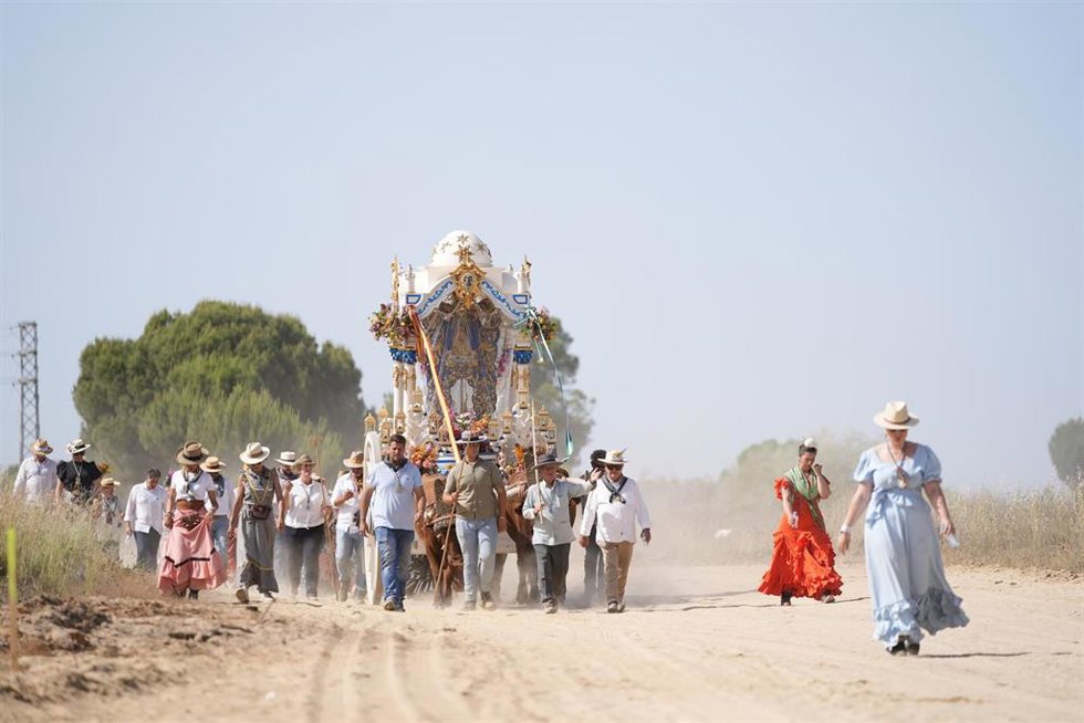 Peregrinos de la Hermandad del Rocío de Garrucha de Almería camino de la Aldea almonteña.
