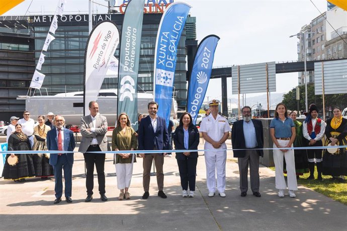 De izda a dcha: Mario Cardama, Carlos Botana, Luisa Sánchez, Diego Calvo, Ana Ortiz, Jaime Toledano, Manuel Villaverde y Philippine Collod en la apertura del Village de Vigo de La Solitaire du Figaro Paprec