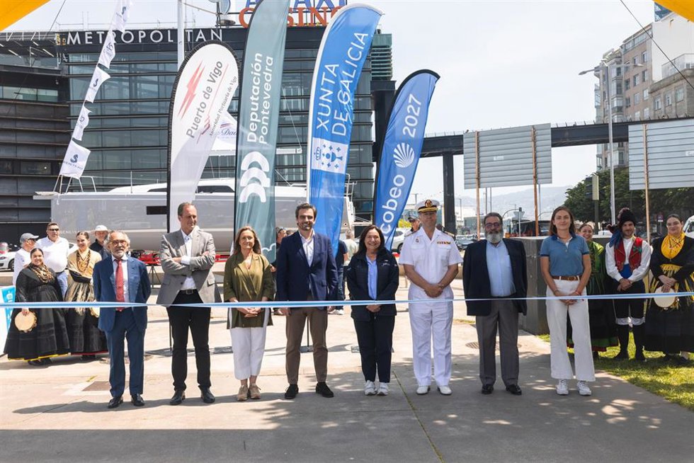 De izda a dcha: Mario Cardama, Carlos Botana, Luisa Sánchez, Diego Calvo, Ana Ortiz, Jaime Toledano, Manuel Villaverde y Philippine Collod en la apertura del Village de Vigo de La Solitaire du Figaro Paprec