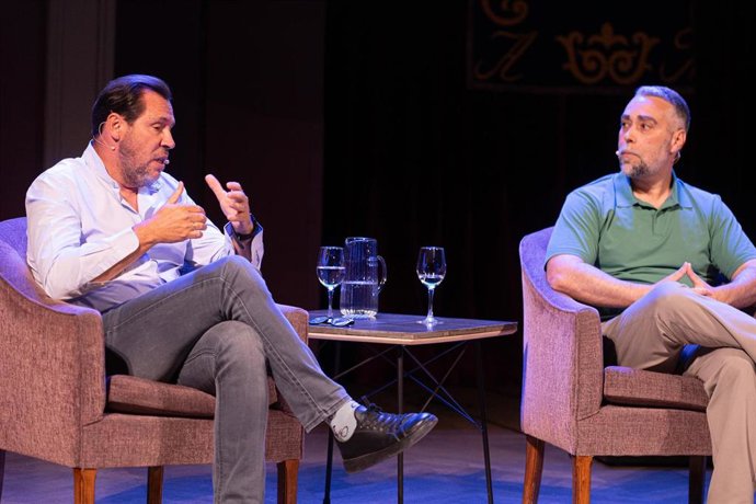 El ministro de Transportes y Movilidad Sostenible, Óscar Puente (i), y el secretario general y portavoz de Facua, Rubén Sánchez, durante el encuentro bajo el título ‘Frenar a la extrema derecha’, en el Ateneo de Madrid (España). 