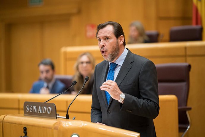 Archivo - El ministro de Transportes y Movilidad Sostenible, Óscar Puente, durante una sesión plenaria, en el Senado, a 14 de mayo de 2024, en Madrid (España).  La Ley de Amnistía da hoy su último paso en el Senado, cuando el PP hará valer su mayoría abso