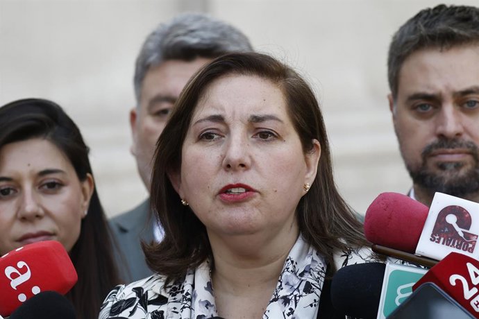 Santiago, 13 de Abril de 2026. La mesa directiva del Partido Socialista junto a parlamentarios entrega  carta al Presidente de la Republica afirmando que no seran compinches de iniciativas que buscan empobrecer a la ciudadania y reducir los impuestos al