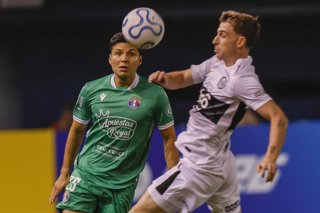Futbol, Audax Italiano vs Olimpia. Copa Sudamericana 2026. El jugador de Audax Italiano Raimundo Reblolledo, izquierda, disputa el balon con Brian Bentaberry de Olimpia durante el partido del grupo G de la Copa Sudamericana realizado en el estadio