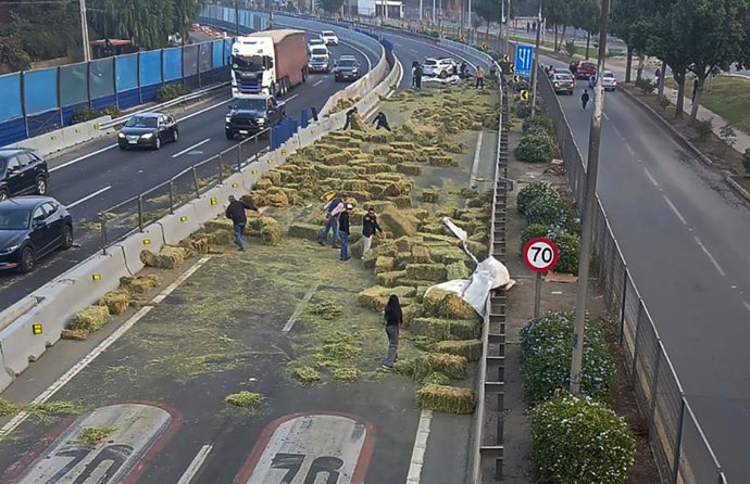 Santiago, 21 de mayo de 2026.  La ruta bloqueada fue el resultado de un accidente que se registro en la Autopista General Velasquez, en el sector de Los Diamantes en la comuna de Renca  Roberto Baez/Aton Chile