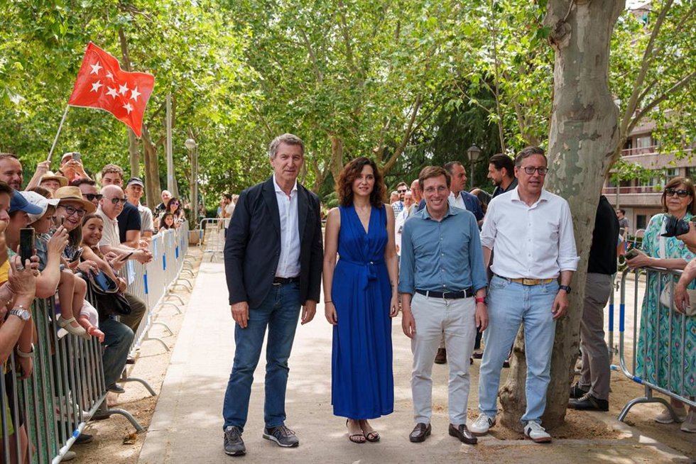 Archivo - El presidente del Partido Popular, Alberto Núñez Feijóo, la presidenta de la Comunidad de Madrid, Isabel Díaz Ayuso, el alcalde de Madrid, José Luis Martínez-Almeida, y el secretario general del PP de Madrid, Alfonso Serrano