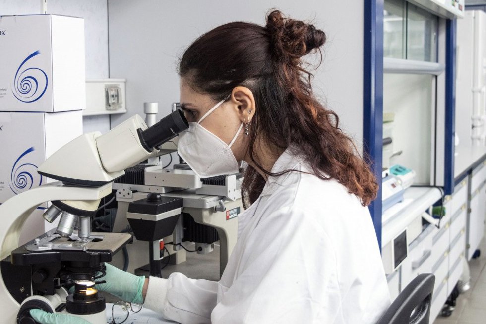 Archivo - Mujer en laboratorio.