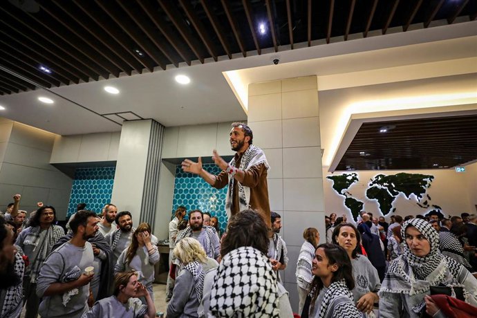 Llegada al aeropuerto de Estambul, en Turquía, de activistas de la flotilla interceptada por Israel en aguas internacionales del mar Mediterráneo tras su deportación por parte de las autoridades israelíes (archivo)