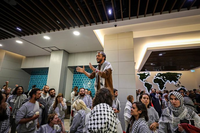 21 de maio de 2026, Istambul, Turquia: Participantes da Frota da Liberdade, que haviam sido libertados, chegam ao Aeroporto de Istambul após terem sido detidos pelas forças israelenses enquanto tentavam romper o cerco a Gaza e entregar ajuda humanitária. 