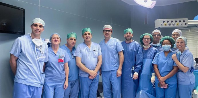 Archivo - El equipo quirúrgico (ORL y enfermería) responsables del diagnóstico e intervención.