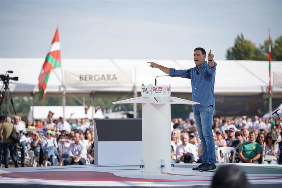 Archivo - El lehendakari, Imanol Pradales, interviene durante la celebración del 'Alderdi Eguna', a 28 de septiembre de 2025, en Foronda, Álava