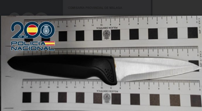 Cuchillo intervenido tras la detención de un hombre por herir a otro en el brazo para robarle el patinete