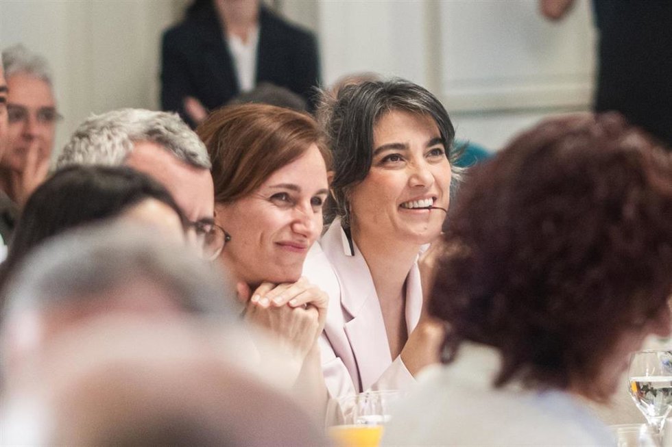 La portavoz de Más Madrid en la Asamblea de Madrid, Manuela Bergerot, y la ministra de Sanidad, Mónica García, durante un desayuno informativo de Nueva Economía Forum, en The Palace Hotel Madrid, a 22 de mayo de 2026, en Madrid (España).