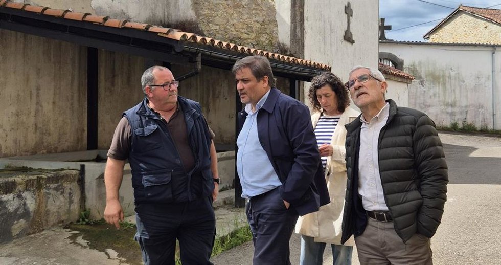 Los concejales de IU-Convocatoria por Oviedo visitan la parroquia rural de Lloriana, en el Naranco.