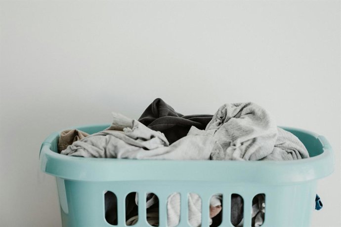 Cómo quitar las manchas de sudor de la ropa con productos que tienes en casa