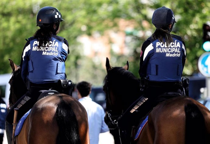 Archivo - Dos agentes a caballo en el dispositivo de seguridad para las Fiestas de San Isidro en Madrid, en el Paseo de la Ermita del Santo junto al Parque de San Isidro, a 13 de mayo de 2022, en Madrid (España).