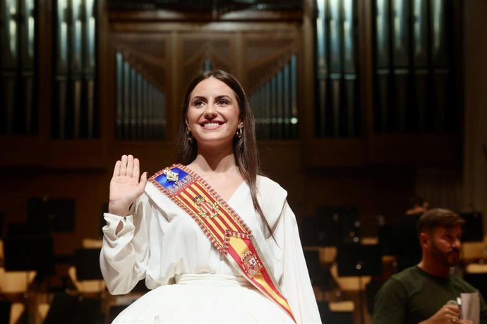 Archivo - La fallera mayor de València, Mª Estela Arlandis, en el ensayo del acto de exaltación