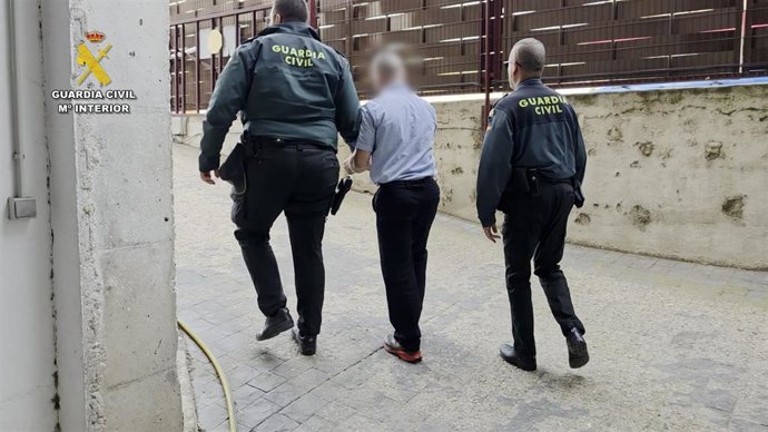El individuo escoltado por agentes de la Guardia Civil tras su detención.