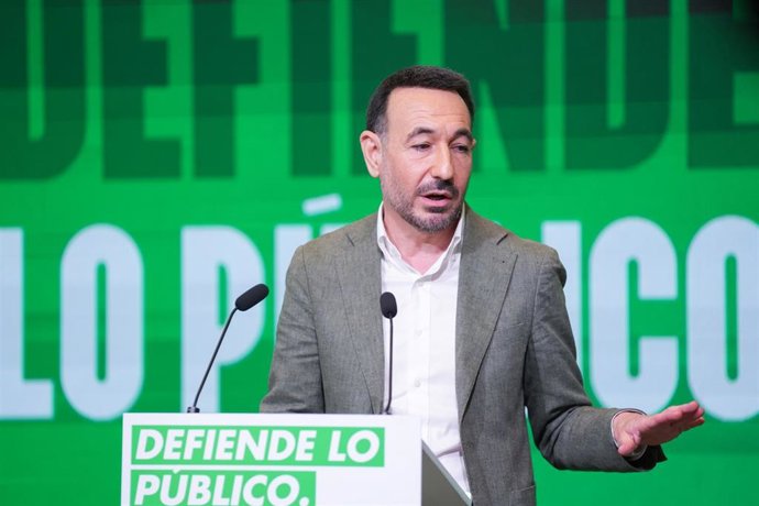 El secretario de Comunicación y director de campaña del PSOE-A, Fernando López Gil, comparece ante los medios tras la reunión de la Comisión Ejecutiva Regional (CER) para analizar los resultados del 17M. (Foto de archivo).