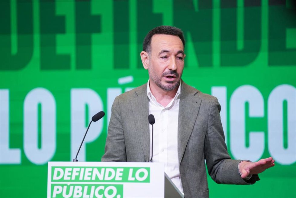 El secretario de Comunicación y director de campaña del PSOE-A, Fernando López Gil, comparece ante los medios tras la reunión de la Comisión Ejecutiva Regional (CER) para analizar los resultados del 17M. (Foto de archivo).