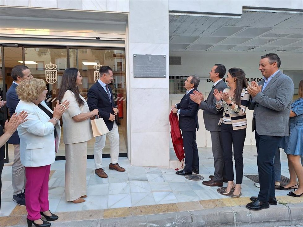 Representantes institucionales durante la inauguración de la rehabilitación del edificio 'El Vaticano' en Macael (Amería).