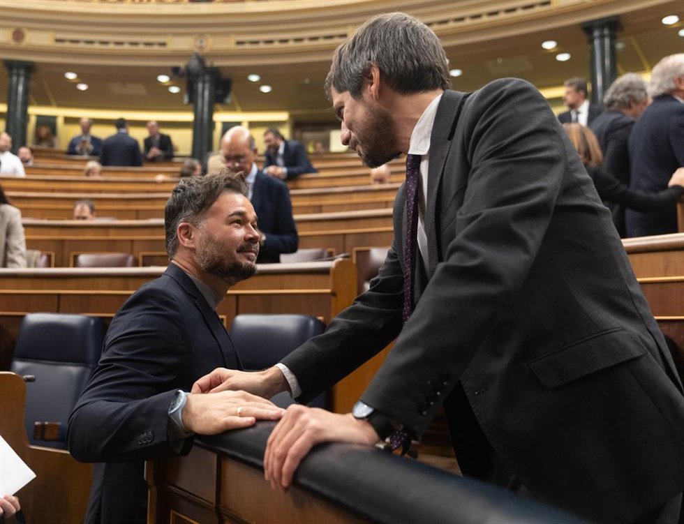 Archivo - El portavoz de ERC en el Congreso, Gabriel Rufián (i), y el ministro de Cultura, Ernest Urtasun (d), conversan a su llegada a una sesión plenaria, en el Congreso de los Diputados, a 5 de diciembre de 2023, en Madrid (España).