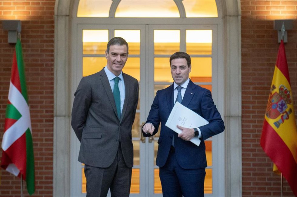 Archivo - El presidente del Gobierno, Pedro Sánchez (i), recibe al lehendakari, Imanol Pradales (d), en el Complejo de la Moncloa