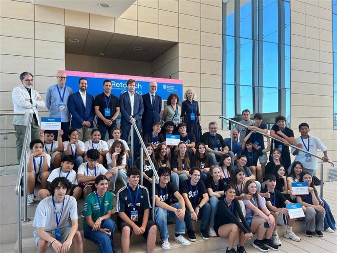 Alumnos y docentes del Sant Josep Obrero de Palma gana un premio nacional en la XI edición de 'RetoTech'.